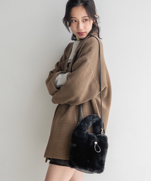 LOWRYS FARM(ローリーズファーム)の「フェイクファーキンチャクBAG 235066(ショルダーバッグ・レディース・パープル/ブラック/イエロー・FREE)」の2枚目の写真