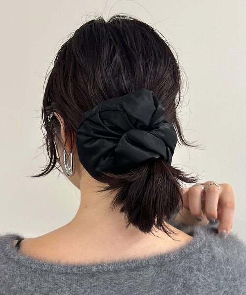 SHENERY（シーナリー）の「メタリックシュシュ（その他ヘアアクセサリー・レディース・ブラック/ベージュ・FREE）」の2枚目の写真