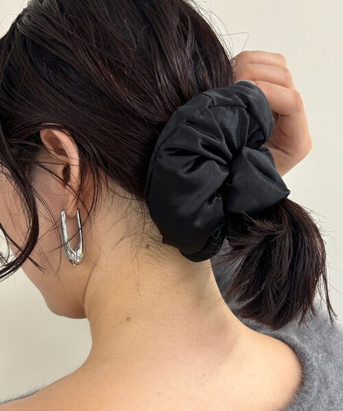 SHENERY（シーナリー）の「メタリックシュシュ（その他ヘアアクセサリー・レディース・ブラック/ベージュ・FREE）」の3枚目の写真