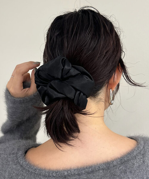 SHENERY（シーナリー）の「メタリックシュシュ（その他ヘアアクセサリー・レディース・ブラック/ベージュ・FREE）」の4枚目の写真