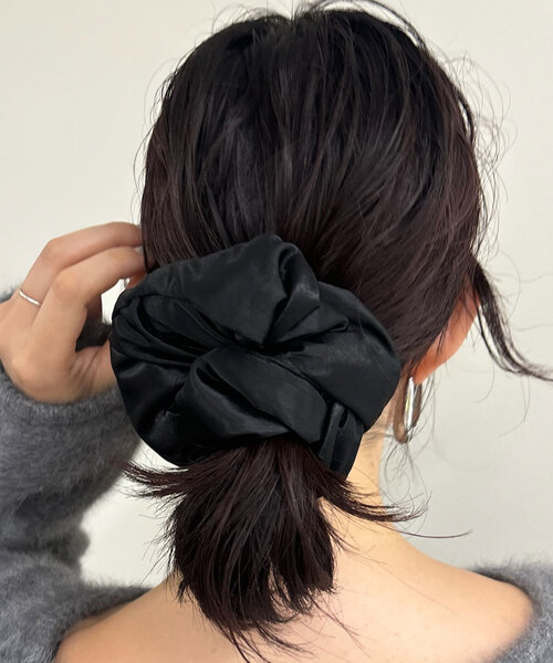 SHENERY（シーナリー）の「メタリックシュシュ（その他ヘアアクセサリー・レディース・ブラック/ベージュ・FREE）」の5枚目の写真