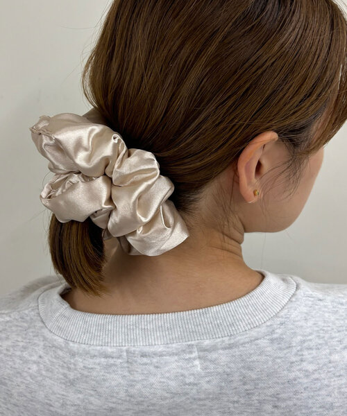 SHENERY（シーナリー）の「メタリックシュシュ（その他ヘアアクセサリー・レディース・ブラック/ベージュ・FREE）」の6枚目の写真