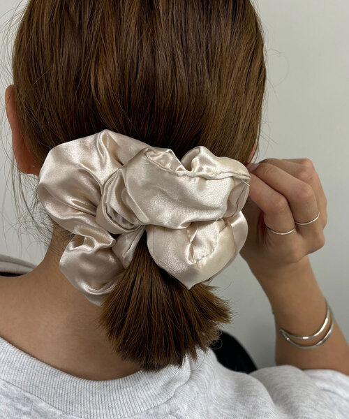 SHENERY（シーナリー）の「メタリックシュシュ（その他ヘアアクセサリー・レディース・ブラック/ベージュ・FREE）」の7枚目の写真