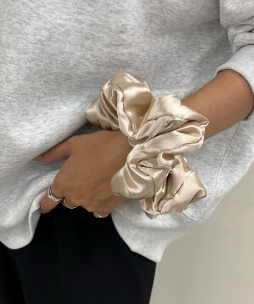 SHENERY（シーナリー）の「メタリックシュシュ（その他ヘアアクセサリー・レディース・ブラック/ベージュ・FREE）」の8枚目の写真