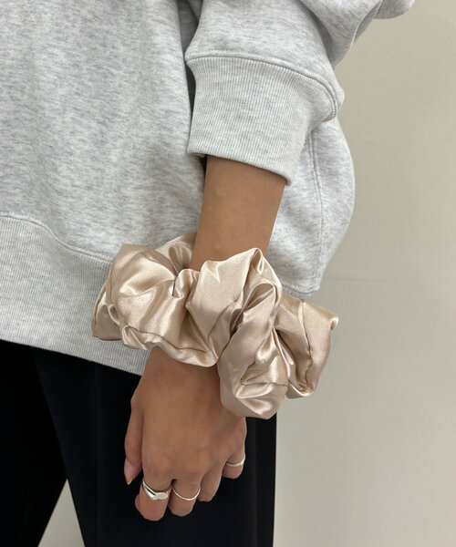 SHENERY（シーナリー）の「メタリックシュシュ（その他ヘアアクセサリー・レディース・ブラック/ベージュ・FREE）」の9枚目の写真