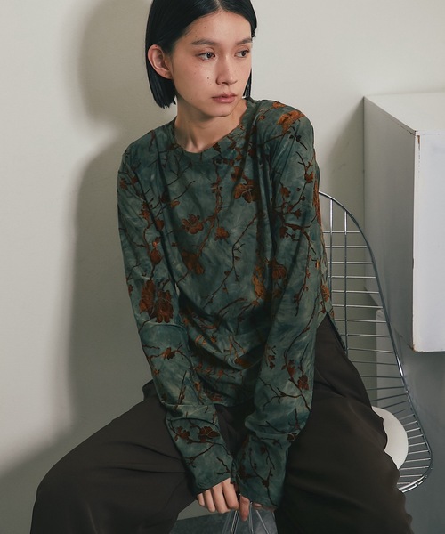 ANOTHER S(アナザーエス)の「ショート丈ベロア花柄プルオーバー(Tシャツ/カットソー・レディース・ブラウン/ブラック・FREE)」の3枚目の写真