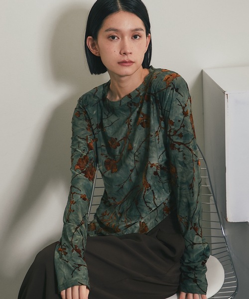 ANOTHER S(アナザーエス)の「ショート丈ベロア花柄プルオーバー(Tシャツ/カットソー・レディース・ブラウン/ブラック・FREE)」の6枚目の写真