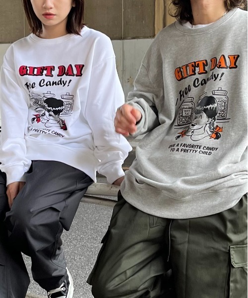 spiritoso(スピリトーゾ)の「【spiritoso】GIFT DAY ガールデザインプリント 裏毛スウェット(CP)(スウェット・レディース・ホワイト/杢グレー・FREE)」の3枚目の写真