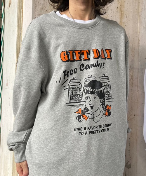 spiritoso(スピリトーゾ)の「【spiritoso】GIFT DAY ガールデザインプリント 裏毛スウェット(CP)(スウェット・レディース・ホワイト/杢グレー・FREE)」の8枚目の写真