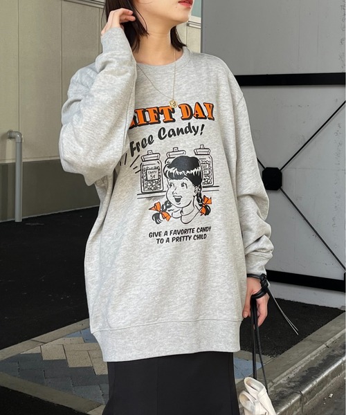 spiritoso(スピリトーゾ)の「【spiritoso】GIFT DAY ガールデザインプリント 裏毛スウェット(CP)(スウェット・レディース・ホワイト/杢グレー・FREE)」の17枚目の写真