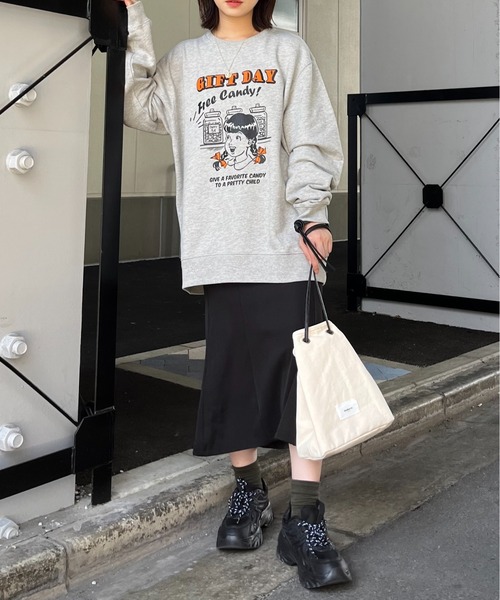 spiritoso(スピリトーゾ)の「【spiritoso】GIFT DAY ガールデザインプリント 裏毛スウェット(CP)(スウェット・レディース・ホワイト/杢グレー・FREE)」の20枚目の写真