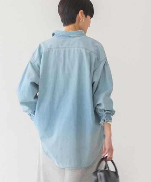 AMERICAN HOLIC（アメリカンホリック）の「バックタックオーバーサイズシャツ（シャツ/ブラウス・レディース・ライトインディゴブルー/ライトグレー・M/L）」の14枚目の写真