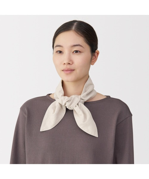 無印良品（ムジルシリョウヒン）の「ＵＶカット　ヘンプコットン　ポケット付きスカーフ（バンダナ/スカーフ・レディース・ライトイエロー/グレー系/ネイビー系/ブラック/ライトグレー/サンドベージュ/ブルー系・FREE）」の4枚目の写真
