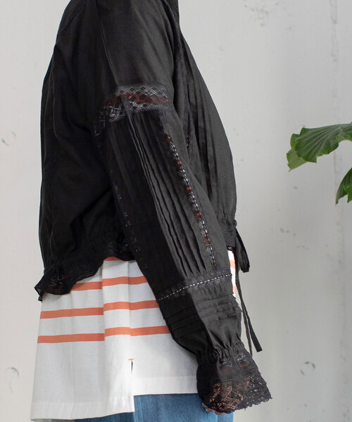 POU DOU DOU（プードゥドゥ）の「＜made in INDIA＞キャンディスリーブレースブラウス（シャツ/ブラウス・レディース・ブラック/オフホワイト・M）」の10枚目の写真