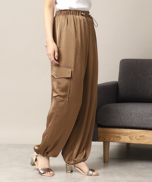 ITS'DEMO（イッツデモ）の「【ウエストゴム／手洗い可】サテンパンツ（その他パンツ・レディース・ナチュラル/キャメル・00）」の2枚目の写真