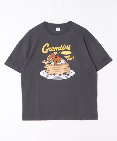 JEANS MATE(ジーンズメイト)の「【Gremlins/グレムリン】オリジナルデザインTシャツ ギズモ ドロップショルダー ビッグシルエット ユニセックス(Tシャツ/カットソー・メンズ・ベージュ系その他/パープル系その他/ブルー系その他2/ブラック系その他/ホワイト系その他2/ホワイト系その他3/ブラック系その他3/ベージュ系その他3・MEDIUM/X-LARGE/LARGE/SMALL)」の4枚目の写真