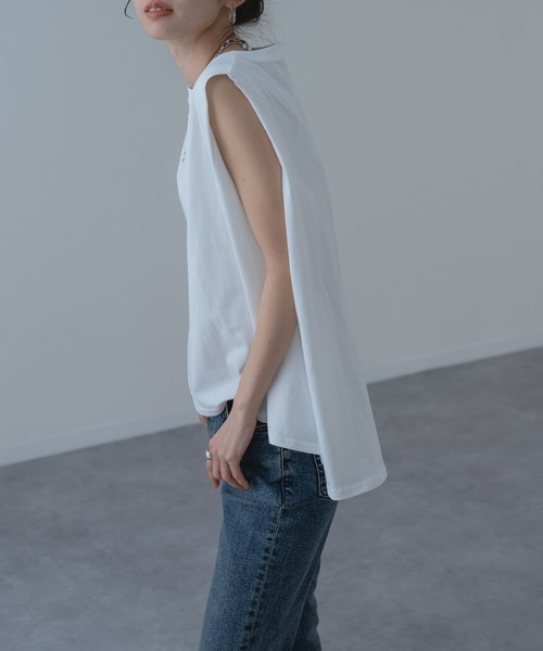 refinedworks(リファインドワークス)の「【TROISSIX by refinedworks】すっきり みえる ノースリーブ トップス(Tシャツ/カットソー・レディース・ブラック/チャコールグレー/ホワイト/オレンジ/オフホワイト・FREE)」の13枚目の写真