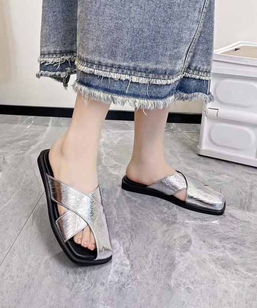 shoes365(シューズスリーシックスファイヴ)の「クロスデザインサンダル (SS)(サンダル・レディース・シルバー/オフホワイト/ブラック・24.5/25.0cm/22.5cm/23.0cm/23.5cm/24.0cm)」の3枚目の写真
