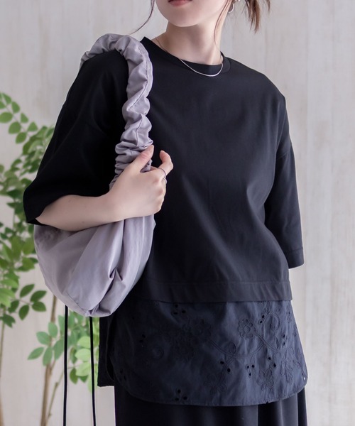 HusHusH(ハッシュアッシュ)の「HusHusH 布帛レース切替Tシャツ(Tシャツ/カットソー・レディース・グレイッシュベージュ/ブラック/ホワイト・M/L)」の2枚目の写真