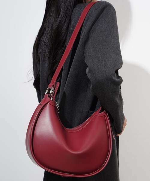 NiiNa（ニーナ）の「【 NiiNa / ニーナ 】高品質牛革  ワンハンドル ハーフムーン レザーバッグ（ショルダーバッグ・レディース・ベージュ/ブラウン/ブラック/グレイッシュベージュ/レッド・FREE）」の5枚目の写真