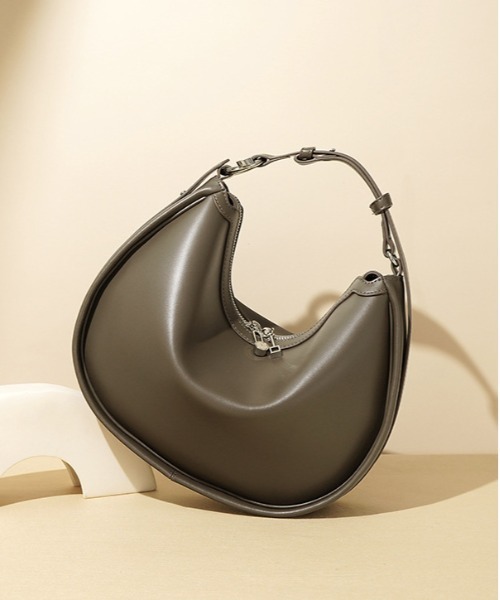 NiiNa（ニーナ）の「【 NiiNa / ニーナ 】高品質牛革  ワンハンドル ハーフムーン レザーバッグ（ショルダーバッグ・レディース・ベージュ/ブラウン/ブラック/グレイッシュベージュ/レッド・FREE）」の10枚目の写真