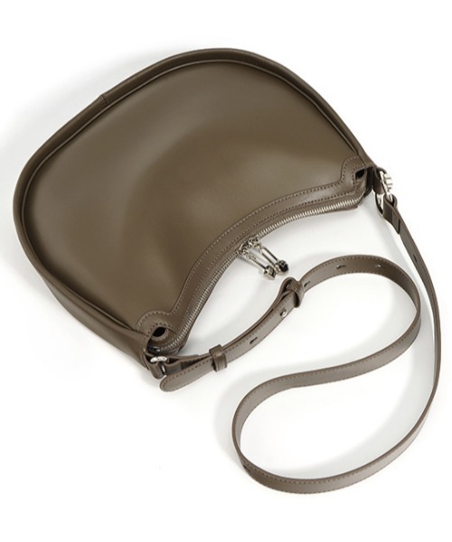 NiiNa（ニーナ）の「【 NiiNa / ニーナ 】高品質牛革  ワンハンドル ハーフムーン レザーバッグ（ショルダーバッグ・レディース・ベージュ/ブラウン/ブラック/グレイッシュベージュ/レッド・FREE）」の11枚目の写真