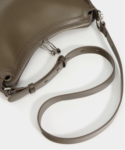 NiiNa（ニーナ）の「【 NiiNa / ニーナ 】高品質牛革  ワンハンドル ハーフムーン レザーバッグ（ショルダーバッグ・レディース・ベージュ/ブラウン/ブラック/グレイッシュベージュ/レッド・FREE）」の13枚目の写真