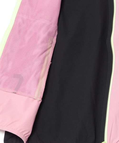 PICTURE ORGANIC CLOTHING（ピクチャーオーガニッククロージング）の「【PICTURE/ピクチャー】OUTIF W SOFTSHELL JKT　ナイロンジャケット　パッカブル　ストレッチ素材　軽量（ナイロンジャケット・レディース・ブラック×ピンク・SMALL/MEDIUM）」の7枚目の写真