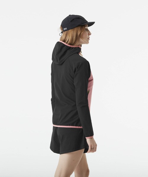 PICTURE ORGANIC CLOTHING（ピクチャーオーガニッククロージング）の「【PICTURE/ピクチャー】OUTIF W SOFTSHELL JKT　ナイロンジャケット　パッカブル　ストレッチ素材　軽量（ナイロンジャケット・レディース・ブラック×ピンク・SMALL/MEDIUM）」の3枚目の写真