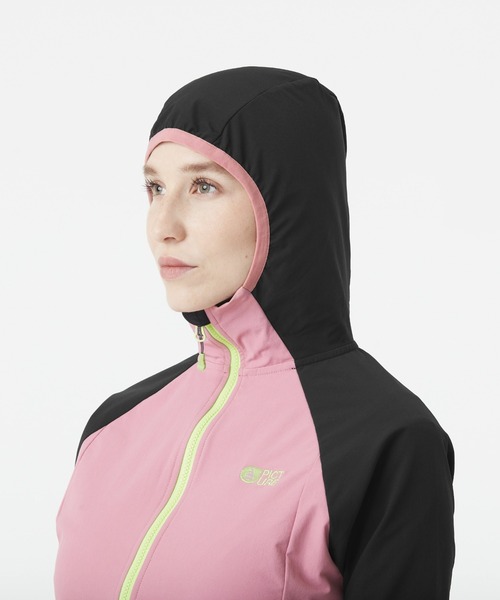 PICTURE ORGANIC CLOTHING（ピクチャーオーガニッククロージング）の「【PICTURE/ピクチャー】OUTIF W SOFTSHELL JKT　ナイロンジャケット　パッカブル　ストレッチ素材　軽量（ナイロンジャケット・レディース・ブラック×ピンク・SMALL/MEDIUM）」の5枚目の写真