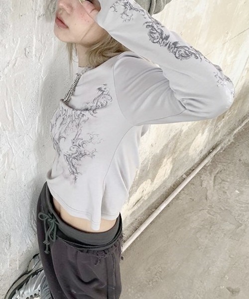 B.I.D.（ビーアイディー）の「《Y2Kデザインプリント長袖カットソー Y2K（MA/EK110）（Tシャツ/カットソー・レディース・ライトグレー・FREE/SMALL/MEDIUM）」の3枚目の写真