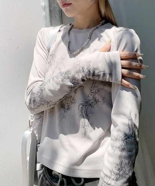 B.I.D.（ビーアイディー）の「《Y2Kデザインプリント長袖カットソー Y2K（MA/EK110）（Tシャツ/カットソー・レディース・ライトグレー・FREE/SMALL/MEDIUM）」の4枚目の写真
