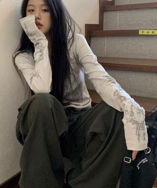 B.I.D.（ビーアイディー）の「《Y2Kデザインプリント長袖カットソー Y2K（MA/EK110）（Tシャツ/カットソー・レディース・ライトグレー・FREE/SMALL/MEDIUM）」の6枚目の写真