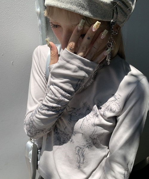 B.I.D.（ビーアイディー）の「《Y2Kデザインプリント長袖カットソー Y2K（MA/EK110）（Tシャツ/カットソー・レディース・ライトグレー・FREE/SMALL/MEDIUM）」の8枚目の写真