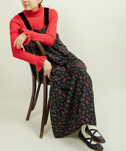 Dot&Stripes CHILD WOMAN(ドットアンドストライプス チャイルドウーマン)の「☆クロスフラワープリント ティアードキャミワンピース(ワンピース・レディース・ブラック/レッド・FREE)」の3枚目の写真