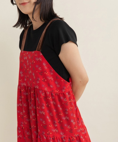 Dot&Stripes CHILD WOMAN(ドットアンドストライプス チャイルドウーマン)の「☆クロスフラワープリント ティアードキャミワンピース(ワンピース・レディース・ブラック/レッド・FREE)」の10枚目の写真