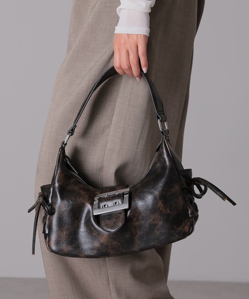Bonjour Sagan（ボンジュールサガン）の「ヴィンテージライク サイドリボン ワンハンドルバッグ（ハンドバッグ・レディース・ブラック系その他・FREE）」の2枚目の写真