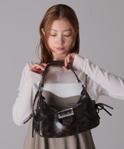 Bonjour Sagan（ボンジュールサガン）の「ヴィンテージライク サイドリボン ワンハンドルバッグ（ハンドバッグ・レディース・ブラック系その他・FREE）」の4枚目の写真