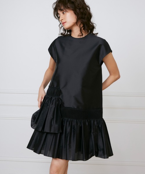INED(イネド)の「シャーリングプリーツワンピース《la veille by SUPERIOR CLOSET》(ワンピース・レディース・アイボリー/ブラック・7号/9号/11号)」の2枚目の写真