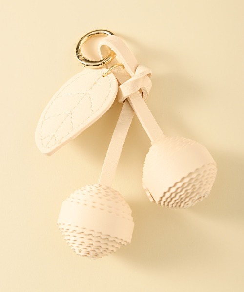 crossi（クロッシー）の「さくらんぼPUレザーチャーム（チャーム・レディース・ホワイト/レッド/ブラック・FREE）」の2枚目の写真