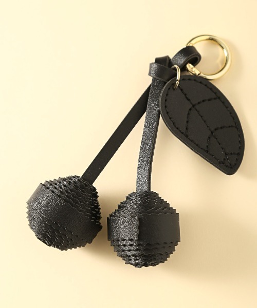 crossi（クロッシー）の「さくらんぼPUレザーチャーム（チャーム・レディース・ホワイト/レッド/ブラック・FREE）」の3枚目の写真