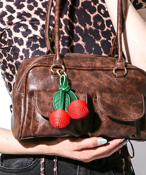 crossi（クロッシー）の「さくらんぼPUレザーチャーム（チャーム・レディース・ホワイト/レッド/ブラック・FREE）」の6枚目の写真