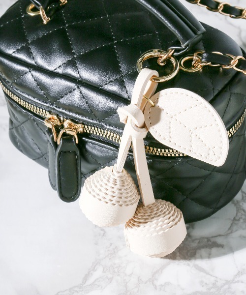 crossi（クロッシー）の「さくらんぼPUレザーチャーム（チャーム・レディース・ホワイト/レッド/ブラック・FREE）」の4枚目の写真