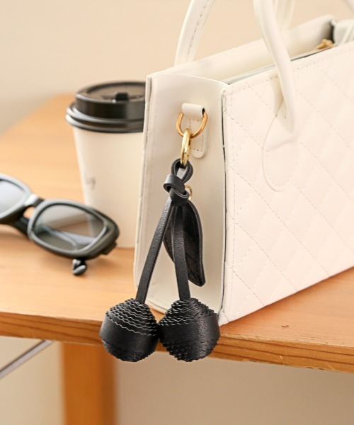 crossi（クロッシー）の「さくらんぼPUレザーチャーム（チャーム・レディース・ホワイト/レッド/ブラック・FREE）」の5枚目の写真