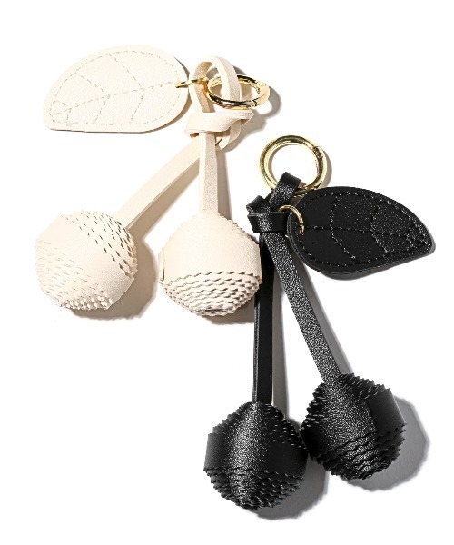 crossi（クロッシー）の「さくらんぼPUレザーチャーム（チャーム・レディース・ホワイト/レッド/ブラック・FREE）」の7枚目の写真