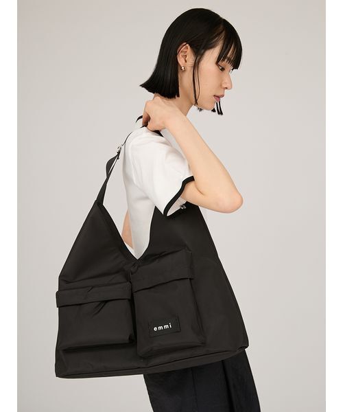 emmi（エミ）の「トライアングルショルダーバッグ（ショルダーバッグ・レディース・レッド/ブラック/オリーブ・F）」の2枚目の写真