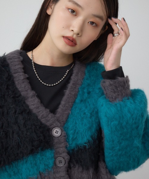 AZUL by moussy（アズールバイマウジー）の「ブロッキンググラデーションカーディガン（カーディガン/ボレロ・レディース・ブルー系その他/ピンク系その他/ブルー系その他3・SMALL/MEDIUM）」の2枚目の写真