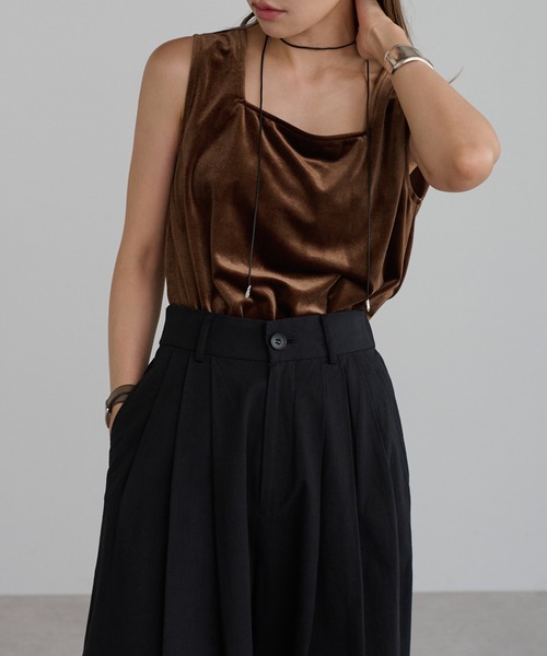 Bonjour Sagan（ボンジュールサガン）の「前後2WAYスクエアネックベロアタンクトップ（タンクトップ・レディース・ブラック/ネイビー系/ダークブラウン・FREE）」の2枚目の写真