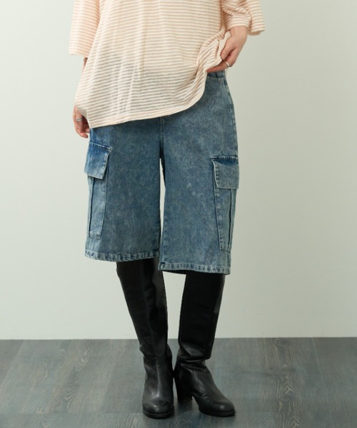 A.D.C.L.（エーディーシーエル）の「カーゴポケット付き ミディ丈 デニムパンツ（カーゴパンツ・レディース・ブラック/ブルー・M/L）」の2枚目の写真