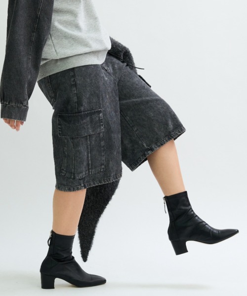 A.D.C.L.（エーディーシーエル）の「カーゴポケット付き ミディ丈 デニムパンツ（カーゴパンツ・レディース・ブラック/ブルー・M/L）」の3枚目の写真